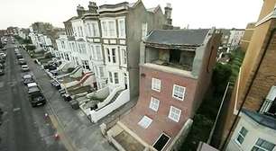 Artista britânico cria casa que "escorrega" para rua