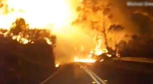 Carro passa no meio de paredão de fogo na Austrália