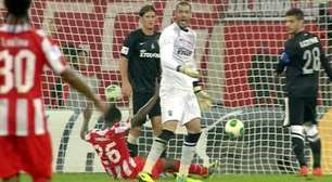 Campbell aproveita falha da zaga do PAOK e abre a goleada