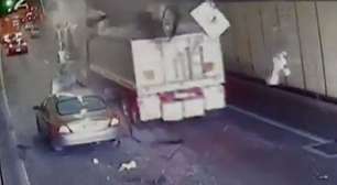 Caminhão arranca teto de túnel de estrada em Sydney, na Austrália