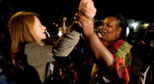 Brancos e negros dançam juntos por Mandela e fecham ruas