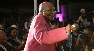 Da África do Sul: Desmond Tutu dança como Mandela em homenagem