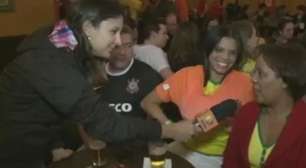 Brasileiros comemoram vitória da Holanda em bar de São Paulo