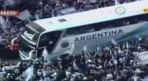 Jogadores da Argentina chegam como heróis a Buenos Aires