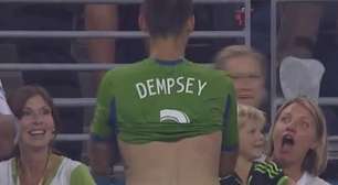 Dempsey troca camisa por pipoca e faz alegria de criança
