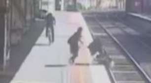 Mulher se descuida e carrinho de bebê cai em vão de trem
