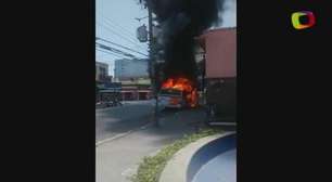Fogo destrói micro-ônibus na zona oeste de São Paulo