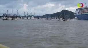 Protesto de pescadores barra navio com 1,8 mil pessoas em SC