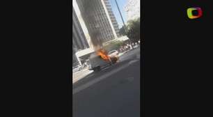 SP: veículo pega fogo na avenida Paulista