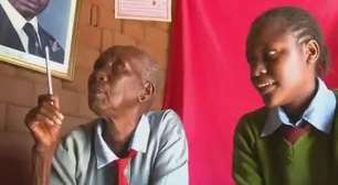Queniana de 90 anos cursa escola primária com bisnetos
