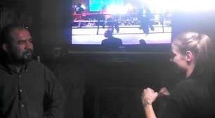 Viu estrelas! Ex-lutador leva soco e é nocauteado por garota