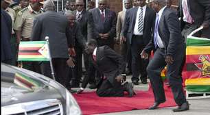 Aos 90, presidente do Zimbábue tropeça e cai em público