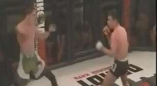 Imagens fortes! Lutador sofre convulsão após nocaute