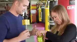 Repórter tenta, mas brincadeira com campeã do UFC dá errado