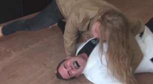 Não sabe brincar! Ronda Rousey quebra costela de repórter