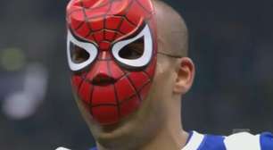 Inusitado! Jogador comemora gol com máscara do Homem-Aranha