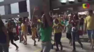 Manifestantes protestam dentro de aeroporto em Curitiba