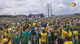 Milhares de manifestantes protestam contra Dilma em Brasília