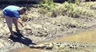 'Encantador de crocodilos' atrai atenções na Costa Rica