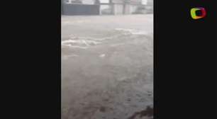 Forte chuva transforma avenida em rio na zona sul de SP