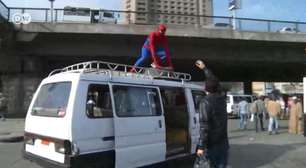 Em protesto, "Homem-aranha" decide cuidar do trânsito