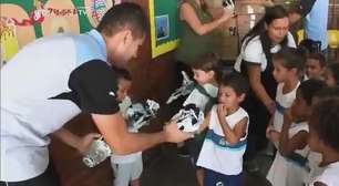 Jogador do Botafogo distribui ovos de Páscoa em escola