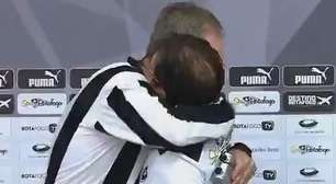 Presidente do Botafogo invade coletiva e abraça René Simões