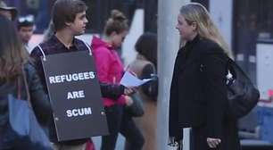 Veja como as pessoas reagem a uma placa que xinga refugiados