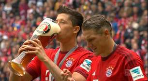 Vai um gole? Festa de título do Bayern tem guerra de cerveja