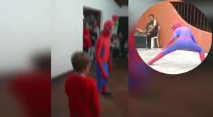 Ai! Homem-aranha cai de cara no chão em festinha infantil