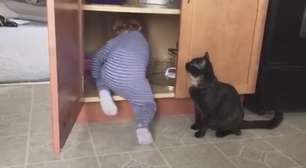 Gato aproveita descuido e faz travessura com bebê