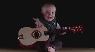 Banda de um bebê só: pai filma bebê "tocando" instrumentos