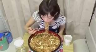 Comilona! Japonesa devora 4 quilos de macarrão em 3 minutos