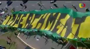 Protesto contra Dilma reúne 300 pessoas em Brasília