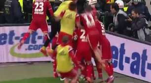 Chileno salva na linha e marca gol salvador do Hamburgo