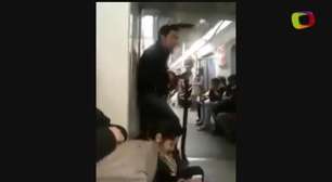 Loucão do metrô: homem canta e faz cabeça de bateria