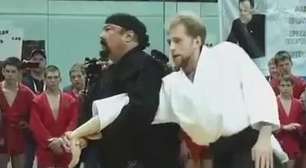 Encara? Steven Seagal dá show em demonstração de aikidô