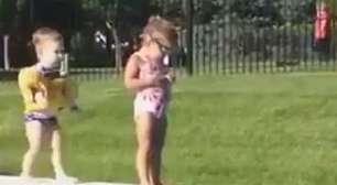 Sem noção! Bebê vira hit ao empurrar menina de trampolim