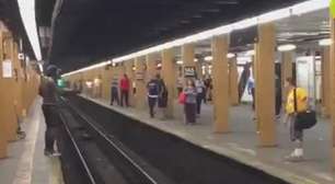 Homem erra feio salto entre plataformas de metrô