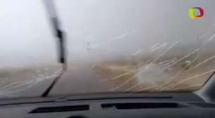 Chuva de granizo assustadora quebra vidro de carro