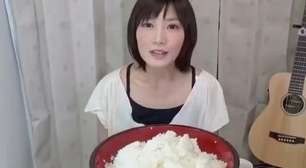 Após comer 4kg de macarrão, japonesa devora prato de arroz