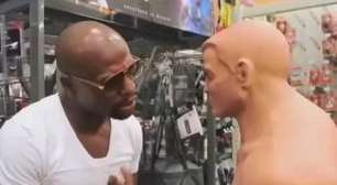 Rival! Mayweather dá tapa em boneco e o chama de Pacquiao