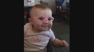 Encantou a web: de óculos, bebê vê direito pais pela 1ª vez