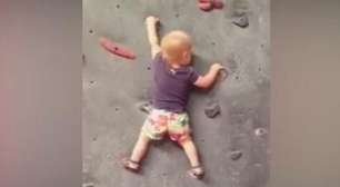 Radical! Bebê faz escalada em parede sem ajuda de cordas
