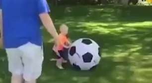 Pai 'sem noção' tenta jogar futebol com os filhos