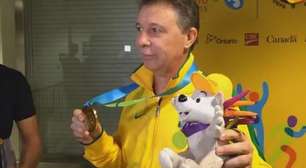 Magnano exibe medalha e vibra com primeiro título no Brasil