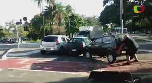 Homem arrasta carro que parou sobre ciclovia em São Paulo