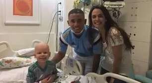 Gabriel Jesus visita torcedor com leucemia no hospital