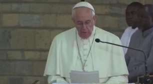 Papa pede que governos detenham atrocidades em bairros pobres
