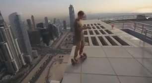 Jovem anda de hoverboard em cima de arranha-céu em Dubai